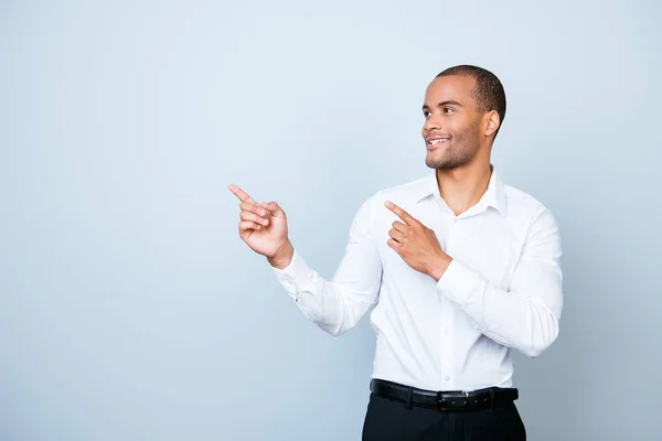 Junge fröhliche erfolgreiche afrikanische Unternehmerin im reinen Licht — Stockfoto