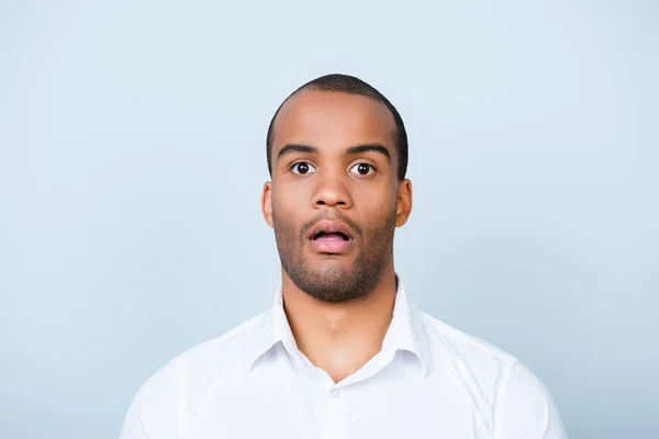 Echt niet! Close-up van portret van verbaasd jonge freelancer mulat — Stockfoto