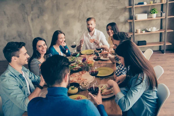 Vänner för alltid! Gret helg tillsammans. Grupp unga glada — Stockfoto