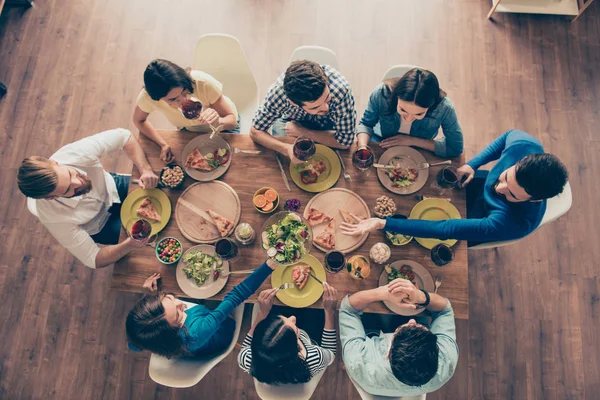 Vänskap och kommunikation koncept. Ovanifrån av gruppen av åtta — Stockfoto