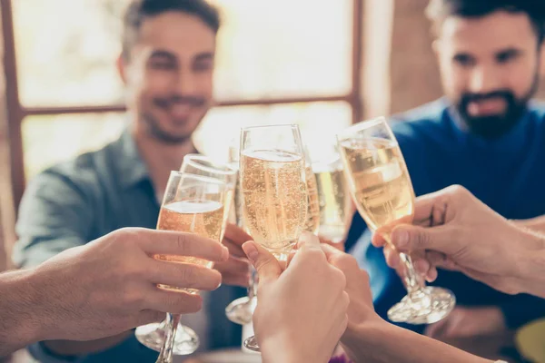 Närbild på vänner konsortiets glas bubblande champaigne t — Stockfoto