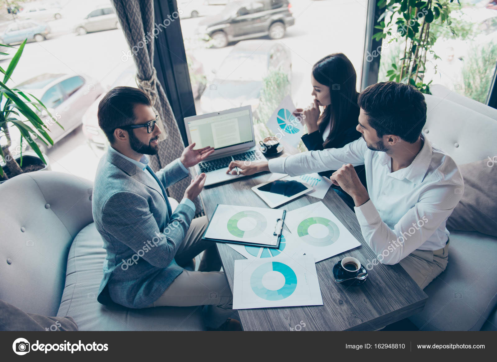 стартап. бизнес английский. ноутбук с группой людей. люди на совещании. тренинг по лидерству.