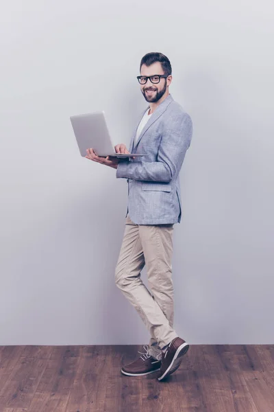 Longitud completa de alegre morena barbudo hombre de negocios en w formal — Foto de Stock