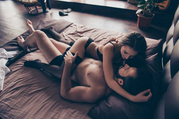Krásné polovinu nahý brunet mladý pár objímat v posteli, — Stock fotografie