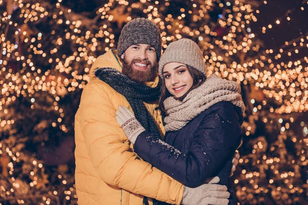 Porträt eines glücklichen netten jungen Ehepaares, das sich umarmt — Stockfoto