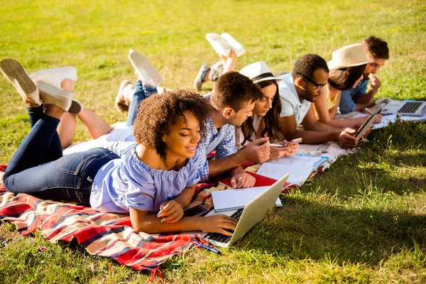 Classmate, amizade internacional, verão, comunicação, educ — Fotografia de Stock