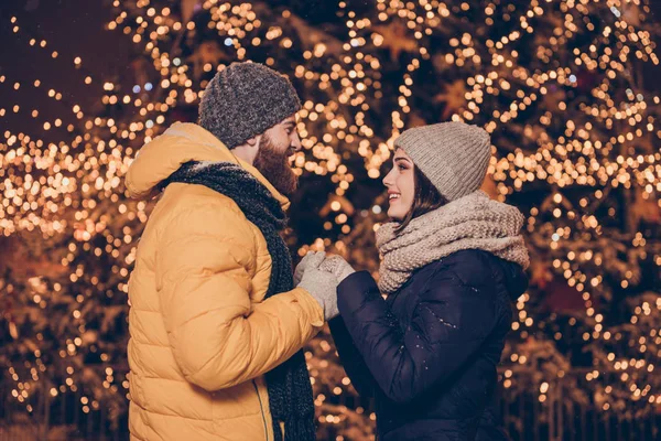 Boční profil pohled mladých červených vousatý muž dělat návrh mA — Stock fotografie