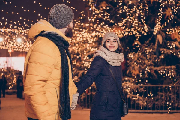 Tempo de Natal juntos! Jovem casal feliz está tendo um passeio em — Fotografia de Stock