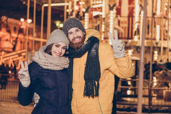 Tempo de Natal juntos! Jovem casal feliz está tendo um passeio em — Fotografia de Stock