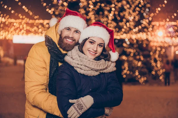 Porträt eines glücklichen netten jungen Ehepaares, das sich umarmt — Stockfoto