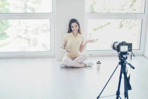 Video camera is het opnemen van mooie brunette meisje blogger, praten — Stockfoto