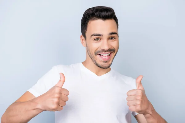 Sonriente joven con estilo barbudo estudiante morena en t blanco casual —  Fotos de Stock