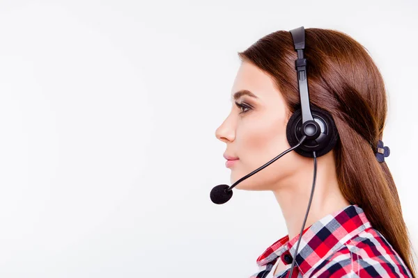 Halve gezicht zijkant profiel portret van een schattige brunette oproep centrum o — Stockfoto