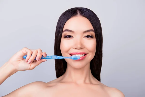 치과 건강 개념입니다. 화려한 아시아 여 자가 그녀의 이빨을 청소 — 스톡 사진