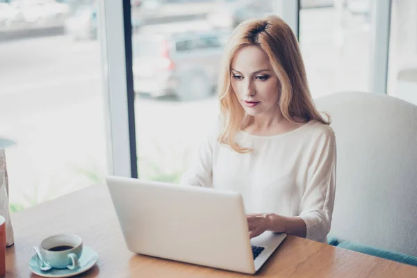 Portrait de sérieuse jeune femme blonde entrepreneure avocat, en whi — Photo