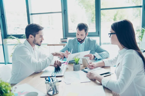 Kollegaer er konsentrert om seriøse emner, disscussing the so – stockfoto