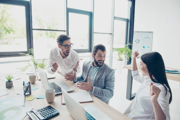 ¡Bien hecho! Concepto de éxito y trabajo en equipo. Tres socios comerciales — Foto de Stock