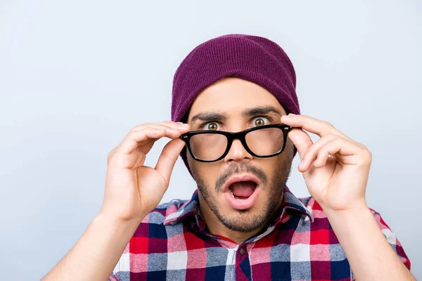 Primer plano retrato de chico sorprendido hipster en camisa a cuadros, mantenga — Foto de Stock