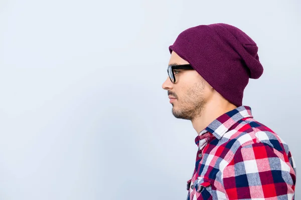 Perfil lateral foto de jovem sério hipster cara em chapéu, óculos , — Fotografia de Stock