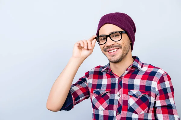 Estudiante hipster de ensueño con una camisa a cuadros casual, glasse negro —  Fotos de Stock