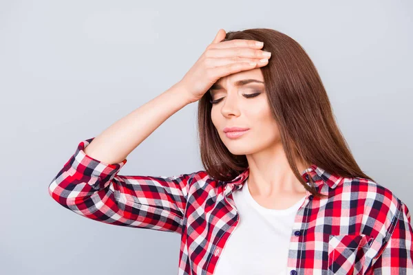 Enfermo cansado bastante moreno jovencita con triste mueca. Ella... — Foto de Stock