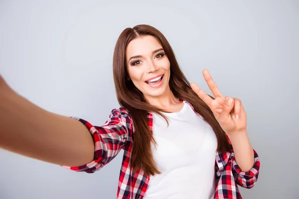 Selfie ja outo tunnelma! Rauhaa! Söpö nuori hämmästynyt brunette lady on — kuvapankkivalokuva