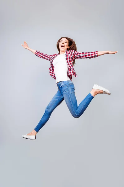 Jag kan flyga! Lycka, dröm, kul, glädje koncept. Mycket glada happ — Stockfoto
