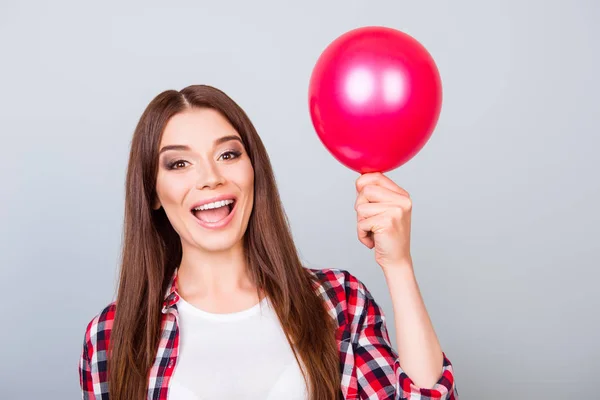 ¡Aquí cumpleañera! Joven hipster alegre en ropa casual — Foto de Stock