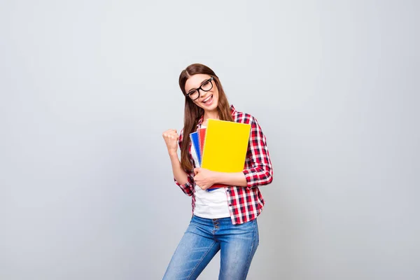 Está bem. Consegui! Jovem senhora feliz está gesticulando vitória com o ra — Fotografia de Stock