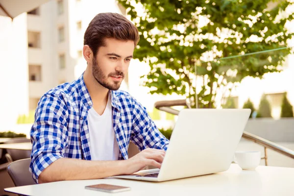 Stijlvolle freelancer werkt op zijn computer, buiten zitten — Stockfoto