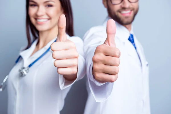 ¡Buen trabajo! De cerca foto recortada de dos colegas médicos en whi — Foto de Stock