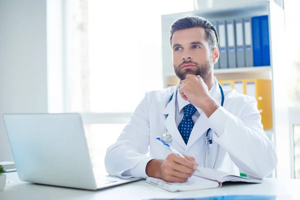 Junge gutaussehende bärtige Medizinprofessor in weißer Uniform ein — Stockfoto