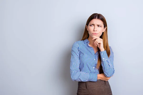 Sceptisch jonge bedrijf dame is niet zeker wat te doen. Ze heeft focu — Stockfoto