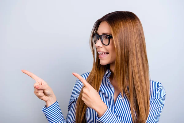 Guarda un po '! Sorridente signora carina sta puntando sullo spazio copia , — Foto Stock