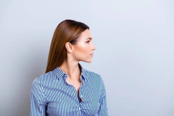 Retrato de cerca del perfil de la joven mujer de negocios bonita en tira —  Fotos de Stock