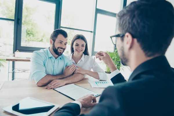 Et lykkelig par omfavner hverandre. De får en nøkkel fra fremtiden. – stockfoto