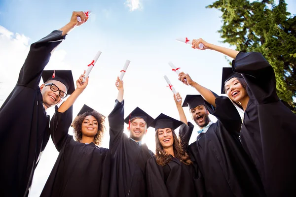 ¡Felicidades a los graduados! Disparo de ángulo bajo del grupo alegre o —  Fotos de Stock