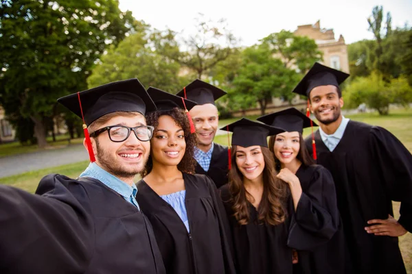 Selfie le temps ! Six étudiants internationaux posent pour selfie sh — Photo