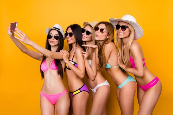 Selfie tid, mina damer! Fem väninnor i cool baddräkter, sungla — Stockfoto