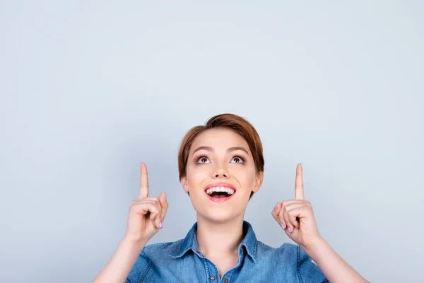 Söt ung glad rolig tjej med kort hår isolerad på grå bac — Stockfoto