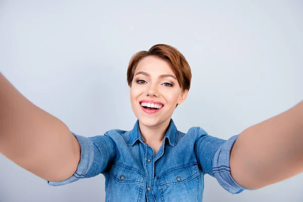 Onnellinen söpö kanssa säteilevät hymy nainen farkut paita ottaen selfie — kuvapankkivalokuva