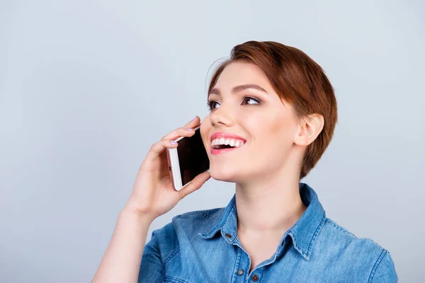 Крупный план портрета радостной молодой улыбающейся леди, разговаривающей по мобильному телефону — стоковое фото