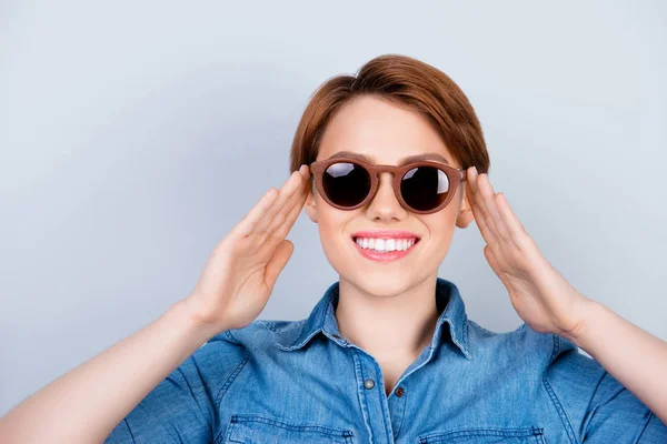 Närbild foto roligt leende ung kvinna i casual kläder att — Stockfoto