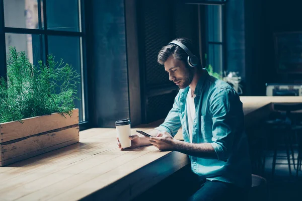 Joven alegre disfrutando escuchando su canción favorita en h — Foto de Stock