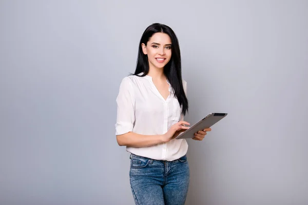 Retrato de una joven y atractiva mujer sonriente sosteniendo agains presentada — Foto de Stock