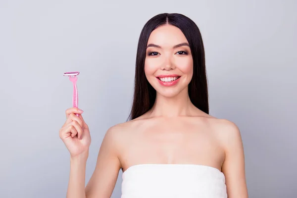 쾌활 한 아시아 소녀 핑크 면도기와 고립 된 서 — 스톡 사진