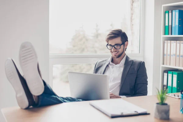 Portret jonge ontspannen knappe zakenman met glazen gegooid — Stockfoto