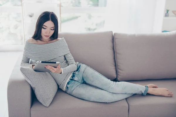 Ernstige jonge Aziatische Dame bestudeert, siiting naar beneden op een gezellige bei — Stockfoto