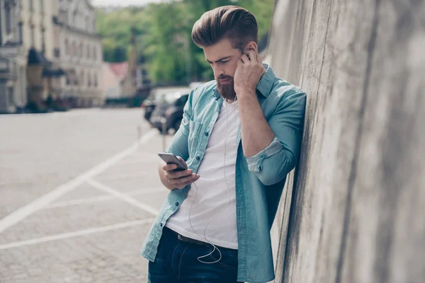 Knappe jonge man in casual kleding lopen op de stree minded — Stockfoto