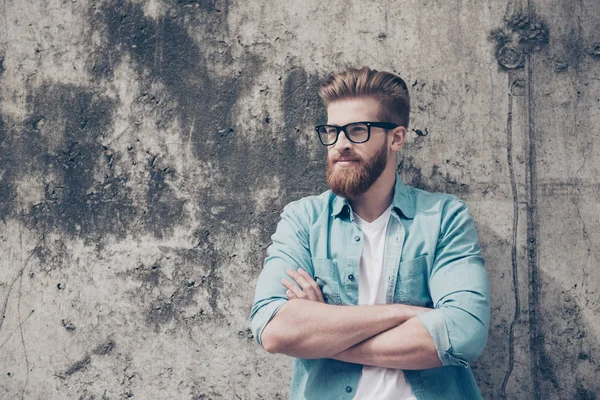 Jovem homem barbudo brutal com penteado na moda vestido de jeans — Fotografia de Stock